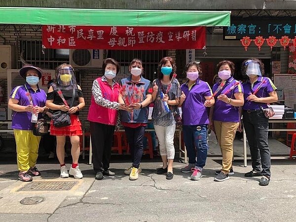 里長為社區的母親送上真摯祝福的同時，也注重防疫宣導。圖／簡美蓮里長臉書
