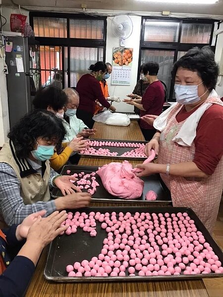 里長與里民一起揉湯圓，揉出團圓的氛圍。圖 / 簡美蓮里長提供

