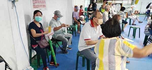 里長關心里民打疫苗時的身體狀況。圖／林平發里長提供
