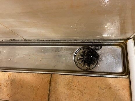 衛工處呼籲民眾在排水孔加裝截濾設施，防止毛髮等異物流入排水管。圖／台北市衛工處提供