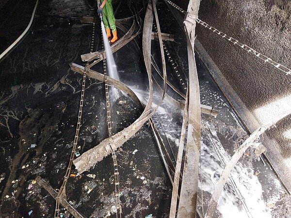 八里污水處理廠平均每個月從污水中撈出約3～40公噸的雜質、毛髮及棉絮。圖／台北市衛工處提供