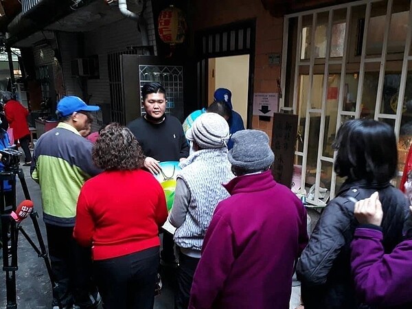 防疫時期永樂里發放口罩、酒精、次氯酸水。圖片由許政鎧里長提供
