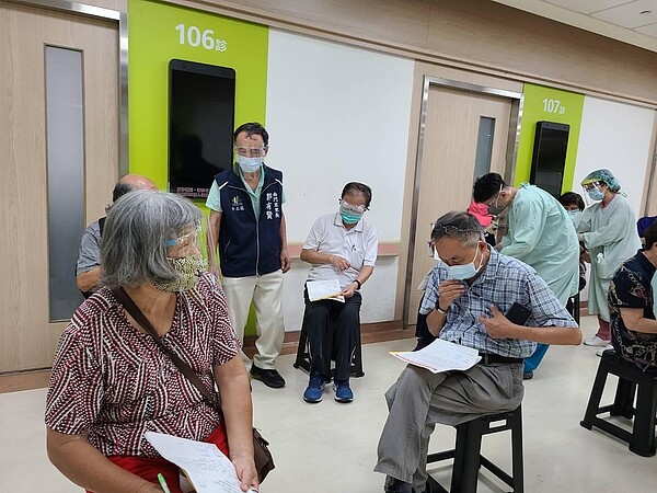 郭里長協助里民施打疫苗。圖片由郭有賢里長提供
