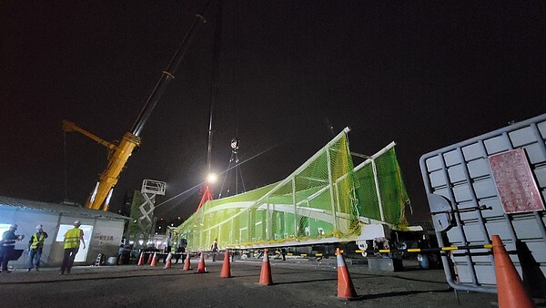 21日晚間跨越清水車站主梁及底板吊裝完成。圖／台中市府提供