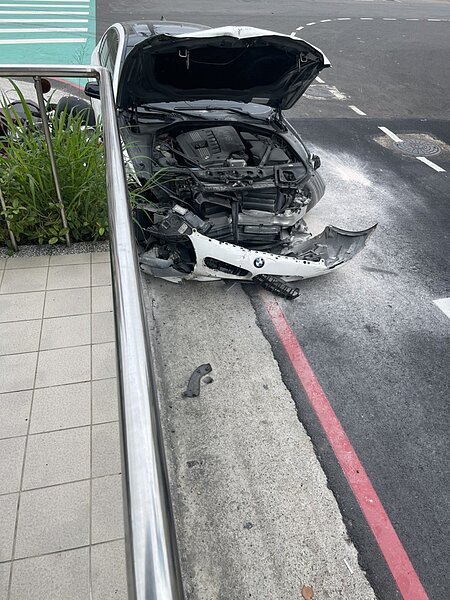 歹徒駕駛的歐系名車嚴重毀損,車頭幾乎全毀,仍從事發地點強行開到新竹市青草湖才棄車。記者巫鴻瑋/翻攝