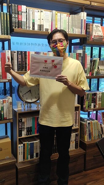 林宗穎總是耐心解決里民的疑難雜症。（圖／林宗穎提供）