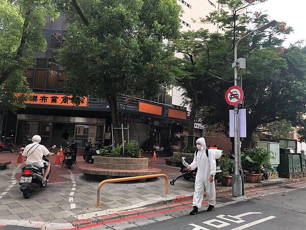 在疫情期間，永樂里不定時進行環境消毒。（圖／林宗穎提供）