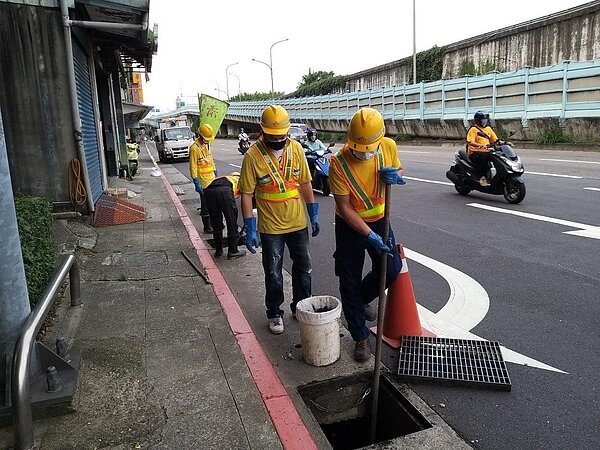 林宗穎以身作則，陪同清潔隊共同打掃永樂里。（圖／林宗穎提供）