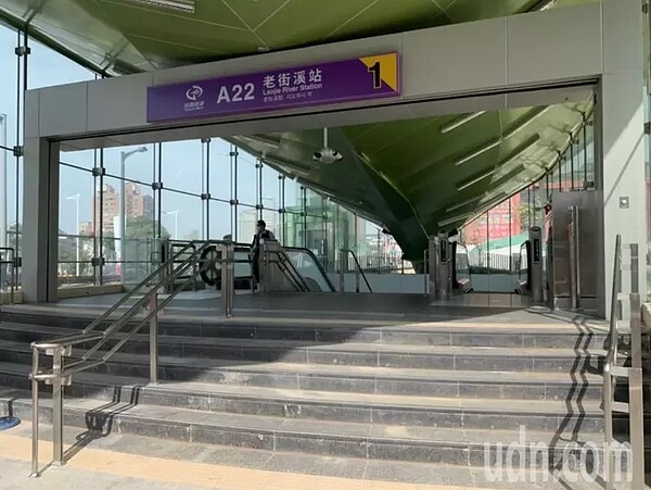 桃園機捷延伸線老街溪站原定今年底通車,不過受新、舊號誌系統影響,改至明年7月底通車;藍營市議員批又是一次的政策跳票。記者翁唯真/攝影