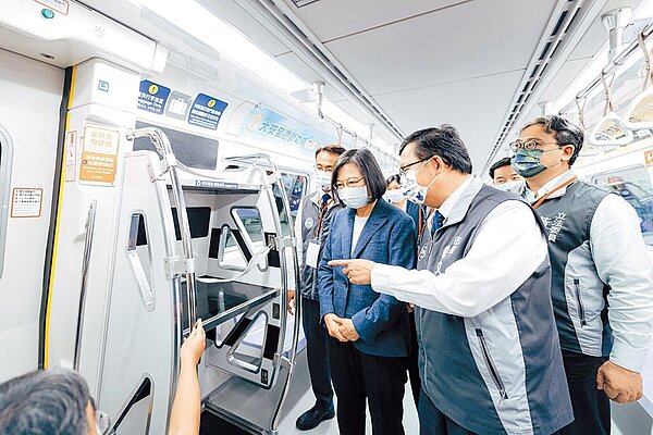 蔡英文總統（左）赴機捷A22站視察，預計2023年7月底通車。圖／桃市府提供。（桃園市新聞處提供）