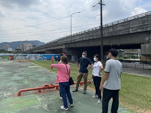 成美橋至籃球場之間綠美化會勘。圖／取自「丘麗玲 週美里大小事」臉書專頁
