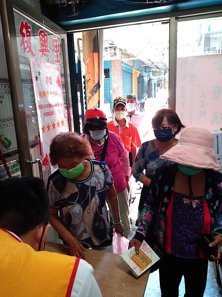 里長辦公室發放便當給里內銀髮族。（圖／李世棟提供）
