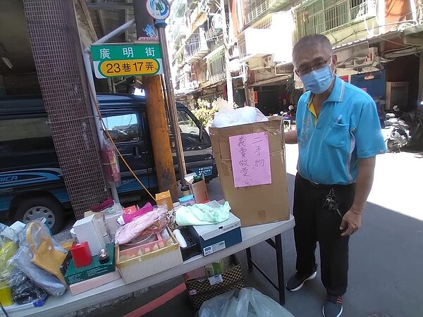 復興里內的二手義賣活動。（圖／土城區復興里里長李世棟粉絲專頁）
