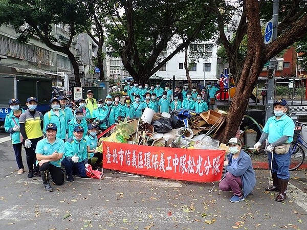 松光里的環保義工隊。圖／取自台北市信義區松光里辦公處臉書粉絲專頁