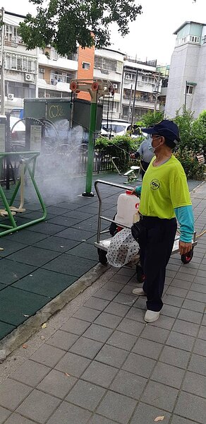 立農里對公園進行消毒。圖/取自「立農里」臉書