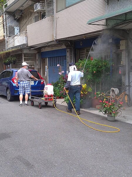 對民眾居住的地方進行消毒。圖/取自「立農里」臉書
