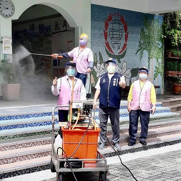 志工出現在立農里的大街小巷消毒。圖/取自「立農里」臉書
