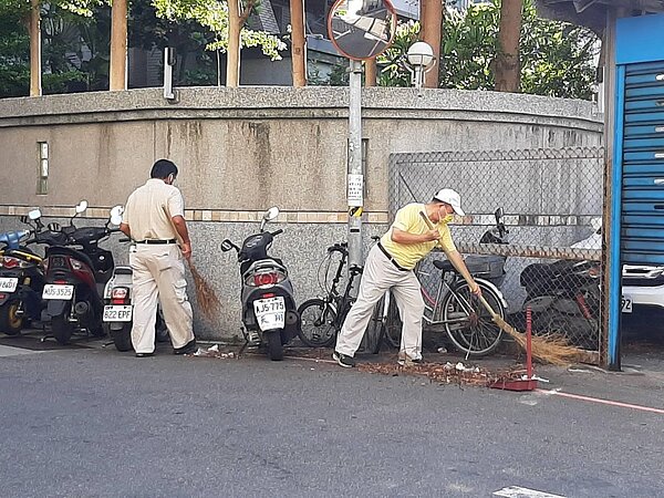 立農里志工上街清掃街道。圖截取自「臺北市鄰里服務網」

