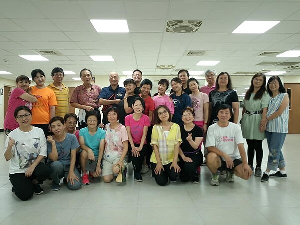 福和里世界傳統土風舞班第二期結業聯歡晚會。圖取自呂昶祺里長臉書。