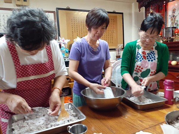 中秋連假做甜點。圖取自呂昶祺里長臉書。