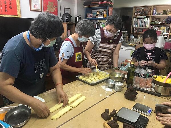 里內義工一同協助製作蛋黃酥。圖取自呂昶祺里長臉書。
