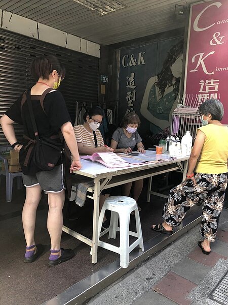 里內志工協助登記累積點數。圖取自呂昶祺里長臉書。