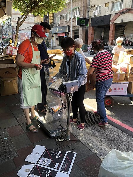 里內志工協助秤重回收物。圖取自呂昶祺里長臉書。
