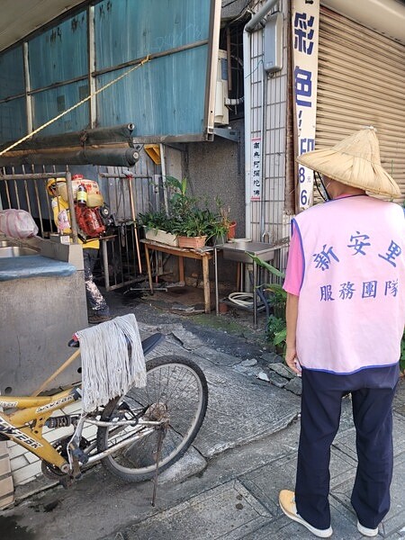 新安里人員認真進行巷弄清潔。（圖擷取自新安里部落格）