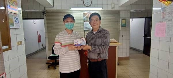 郭正中里長（右）在新安里熱心為民服務12年。（圖片擷取自新安里部落格）