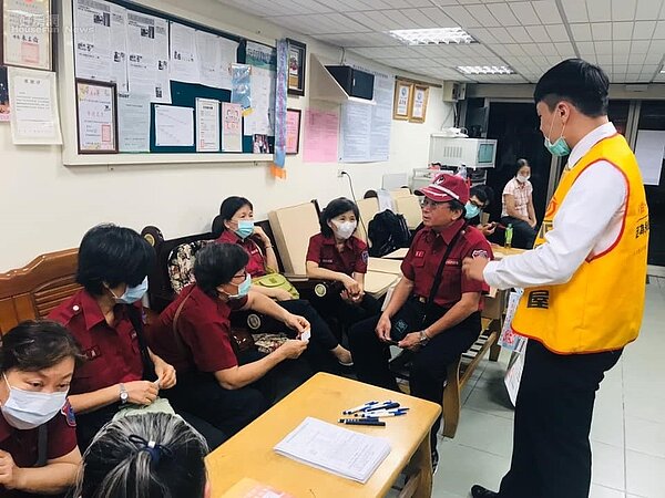 消防隊到安和里宣導火災知識。圖/取自「永和樂生活X有你有我」臉書