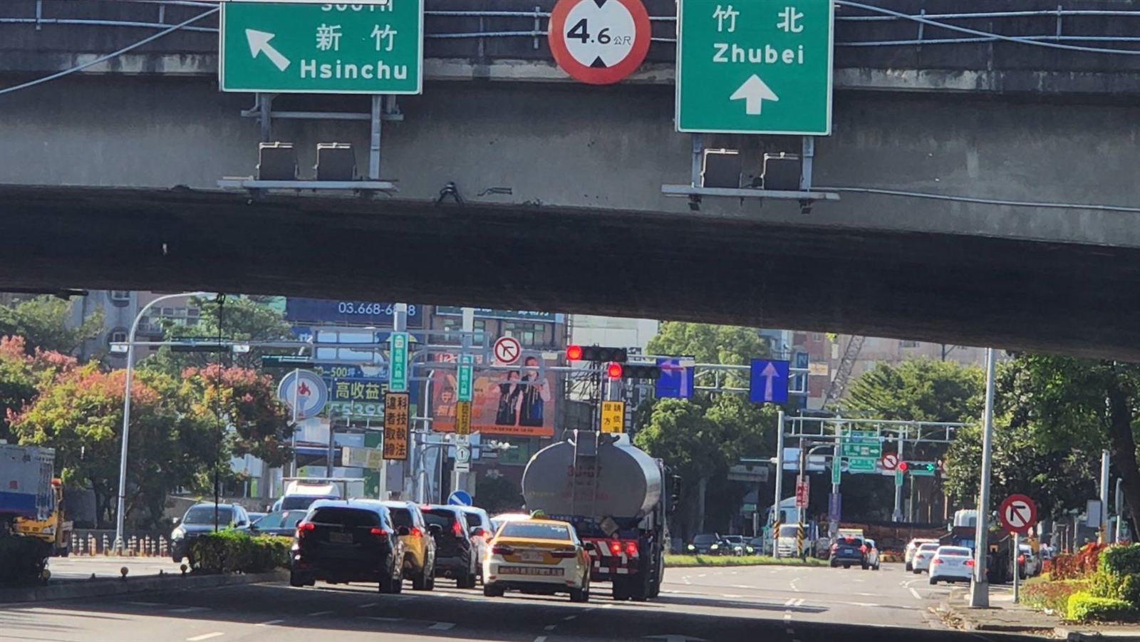 新竹縣竹北交流道周邊道路平日上午尖峰時段，每小時約有1.1萬至1.2萬車流湧入，經常造成塞車情況。記者王淑君／攝影 