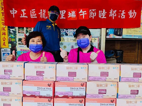 陳萬龍里長端午節發送肉粽和口罩。圖/取自「陳萬龍」臉書