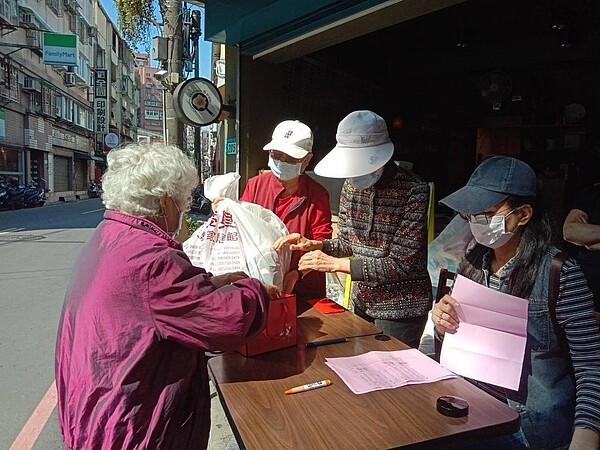 109年度得和里歲末愛心關懷。圖片由蔡綉花里長提供。
