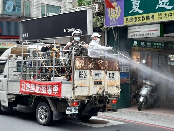 後社里自製防疫專車，莊里長與鄰長們一同為里區進行全面消毒。圖／取自莊晉貴里長臉書專頁

