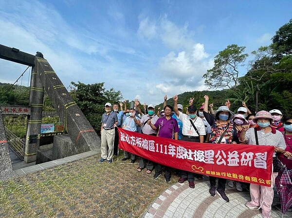 莊里長安排鄰里活動，帶著里民在疫情後出遊透透氣。圖／取自莊晉貴里長臉書專頁