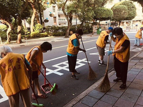 新廍里環保義工。圖／取自「綉情a阿緞里長 愛在永和新廍里」臉書
