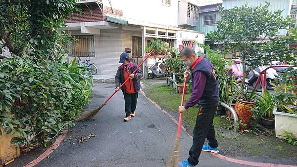 龍光里環保志工大掃除。圖/取自「臺北市鄰里服務網」