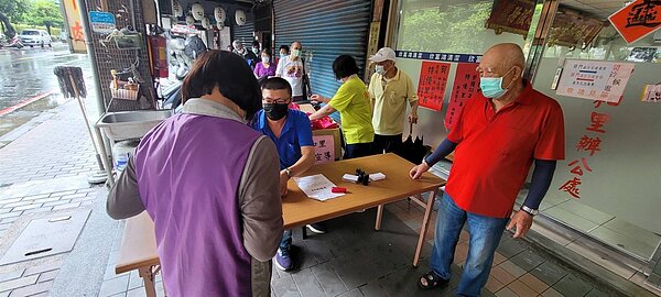 民眾於佳節暨環保宣導活動領取生活用品。圖／新莊區中和里里長林孟鴻提供