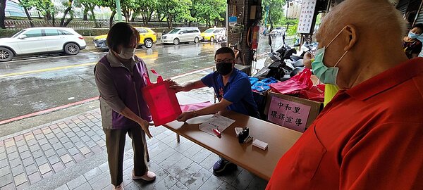 里長親自發送環保宣導活動的生活用品。圖／新莊區中和里里長林孟鴻提供
