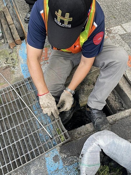 戴里長拜託清潔隊加強水溝清潔，要從根本杜絕病媒蚊孳生。圖／取自戴圭柱里長臉書專頁

