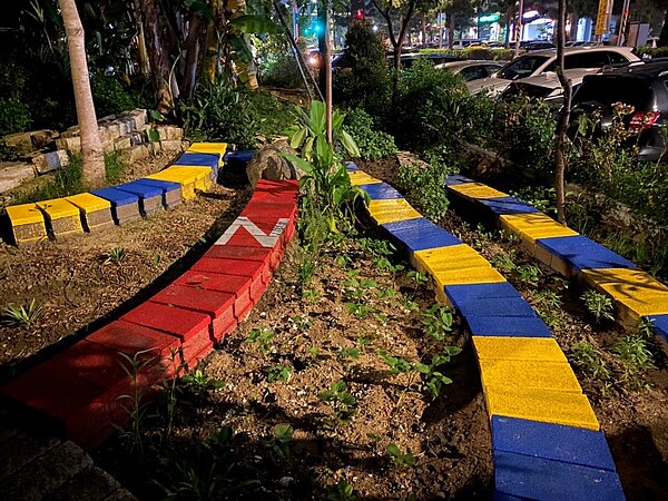 「俄烏戰爭貪吃蛇」造型花圃。圖／陳宣懿攝