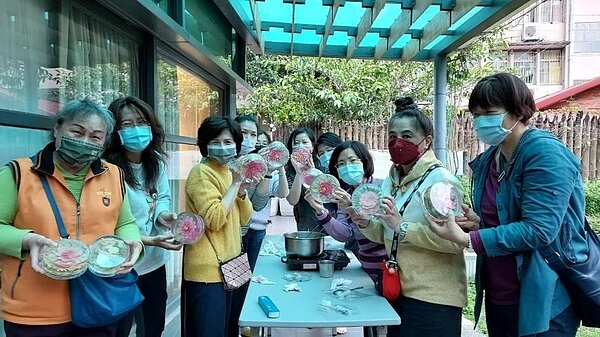 木新里里民參與製作果凍花的課程。圖/取自台北市鄰里服務網