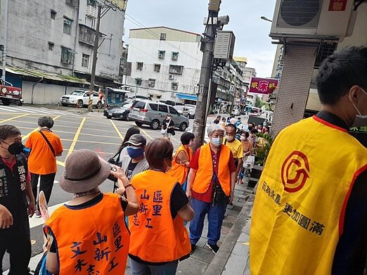 明通里長非常感謝木新里的志工和永慶的志工們一起協助里內活動的舉辦。圖/取自台北市鄰里服務網