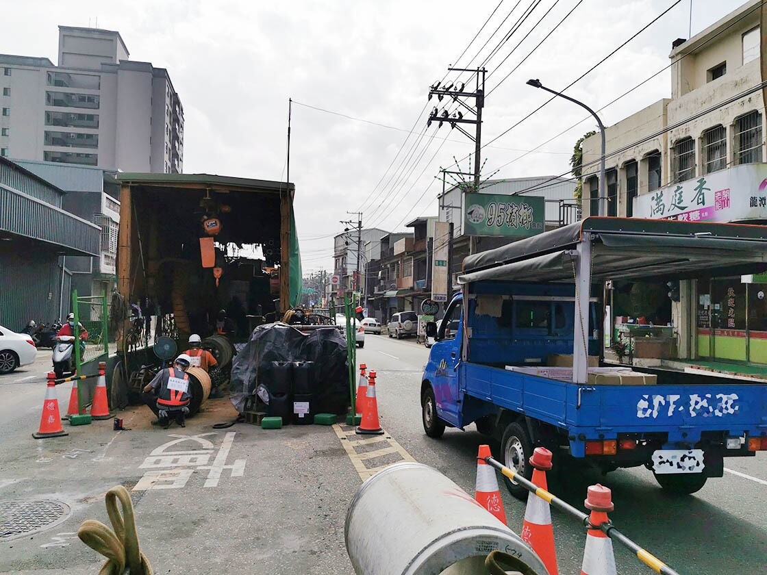 桃園市議員徐玉樹反映龍潭中豐路、聖亭路汙水下水道施工，上下班尖峰時段塞車惹民怨。記者曾增勳／攝影 