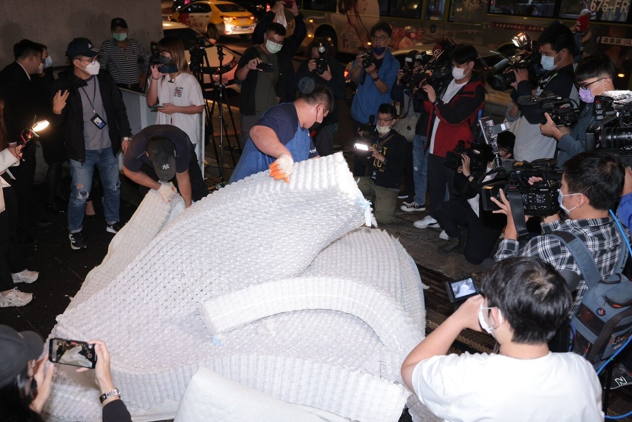 床墊被割開。記者李政龍/攝影