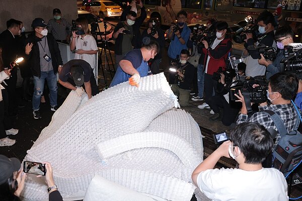床墊被割開。記者李政龍/攝影