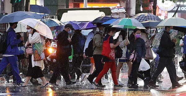 今天至周六清晨鋒面持續影響,中部以北有局部雨,南部亦偶有局部短暫降雨的機率。聯合報系資料照