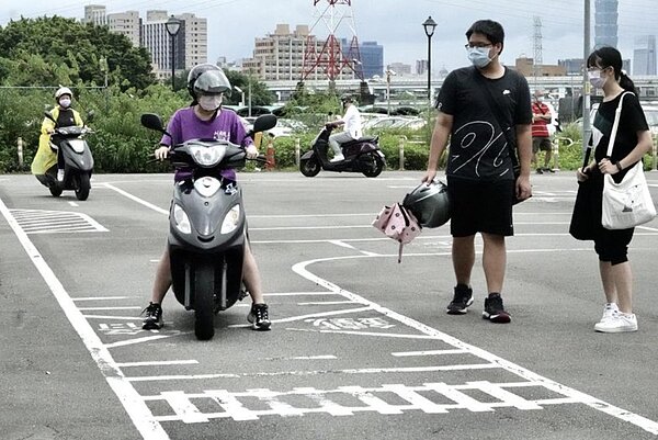 機車肇事率居高不下,為了降低事故率,交通部擬規畫在機車考照部分增加「實際道路路考」,預計明年會先挑選幾個駕訓班試辦道路駕駛體驗課程。圖/聯合報系資料照
