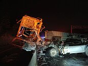 砂石車西濱白沙屯段翻覆起火燃燒　駕駛負傷躲過火劫