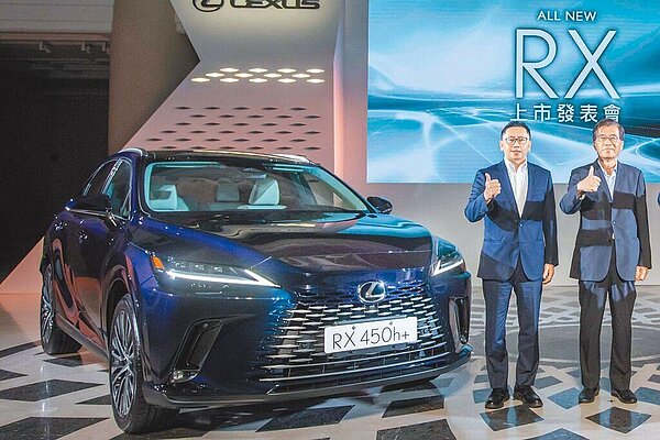 和泰汽車董事長黃南光(右)、總經理蘇純興(左)昨日出席LEXUS ALL NEW RX上市發表會。(和泰車提供)